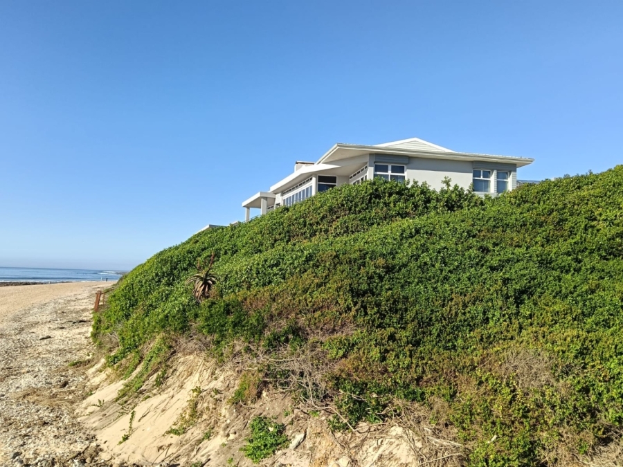 6 Bedroom Property for Sale in Wavecrest Eastern Cape